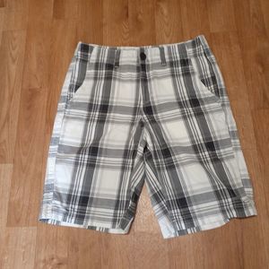 Urban Pipeline Men's Flat Front Gray and White Plaid Shorts Size 30 NWOT